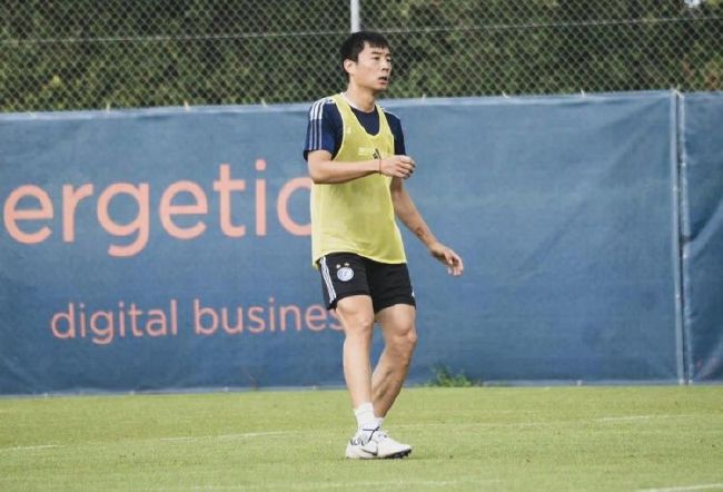 日本男狂揉吃奶胸60分钟