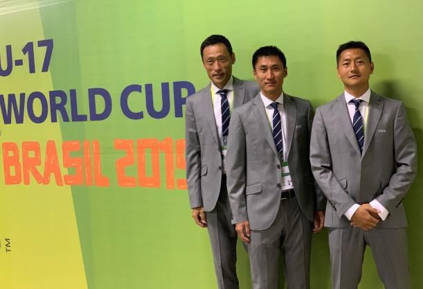 不知火舞和三个小男孩在公园