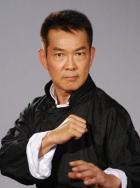 在他丈夫面前